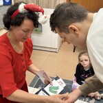 Uczeń czyta proste zdania o tematyce świątecznej wskazując palcem symbole