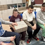Uczeń podaje prezent koleżance