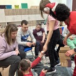 Uczennica podaje prezent koleżance