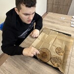 Uczeń formuje dłonią ciastko na blasze