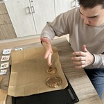 Uczeń formuje dłonią ciastko na blasze