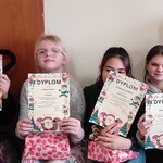 Uczennice z dyplomami i prezentami