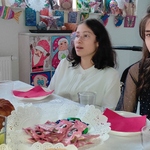 Trzy uczennice siedzą przy wigilijnym stole