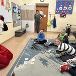 Uczniowie patrzą na nauczyciela przebranego za Mikołaja