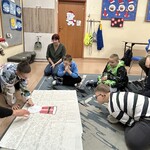Uczniowie układają postać Mikołaja