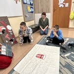 Uczniowie układają postać Mikołaja