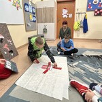 Uczniowie układają postać Mikołaja