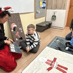 Uczniowie układają postać Mikołaja