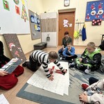 Uczniowie układają postać Mikołaja