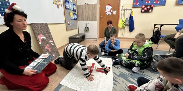 Uczniowie układają postać Mikołaja