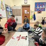 Uczniowie układają postać Mikołaja