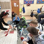 Uczniowie układają postać Mikołaja