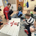Uczniowie układają postać Mikołaja