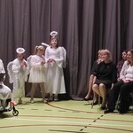 Zaproszeni goście oglądają występ uczniów