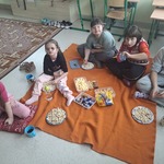 Uczennice siedzą na kocu