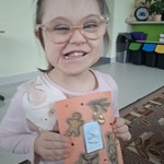 Uczennica pokazuje swoją prace plastyczną