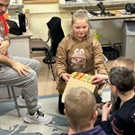 Uczniowie wyjmują prezenty z pudełka