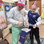 Uczennica składa życzenia Jubilatowi