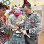 Uczeń składa życzenia Jubilatowi