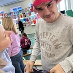 Nauczycielka składa życzenia Jubilatowi