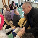 Nauczyciel składa życzenia Jubilatowi