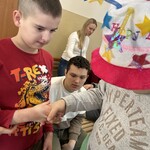 Uczeń składa życzenia Jubilatowi