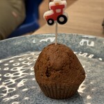 Muffinka ze świeczką w kształcie traktora