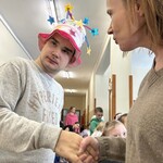 Nauczycielka składa życzenia Jubilatowi