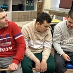 Uczniowie siedzą na krzesłach.