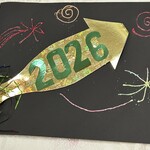 Kartka z kolorowymi fajerwerkami i rakietą z napisem 2026