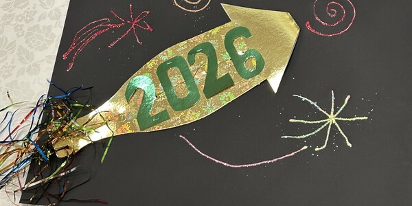 Kartka z kolorowymi fajerwerkami i rakietą z napisem 2026