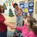 Uczniowie podają sobie rękę i składają życzenia.