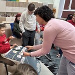 Uczennica składa życzenia korzystając z symboli.