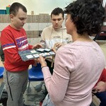 Uczniowie podają sobie rękę i składają życzenia.