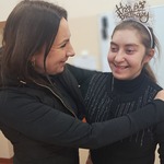 Nauczycielka składa życzenia uczennicy obchodzącej urodziny