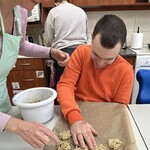 Uczeń nakłada ciasteczka na blachę