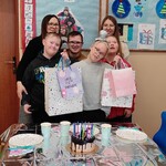 Solenizantka z prezentami, nauczycielka, opiekunka i koledzy z klasy
