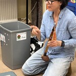 Nauczyciel wyjmuje przedmioty z wiaderka