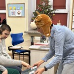 Uczniowie wskazują symbole