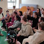 Nauczyciel zadaje pytanie uczniowi siedzącemu naławce