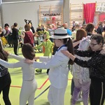 Społeczność szkolna w trakcie zabawy karnawałowej