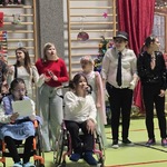 Grupa uczniów w strojach karnawałowych
