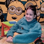 Dziewczynka na tle ściany w Minionki