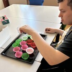Uczeń wkłada papilotki do foremek