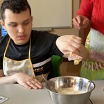 Uczeń odważa produkt spożywczy