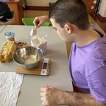 Uczeń odważa produkt spożywczy