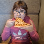 Uczennica je pizzę