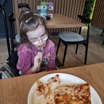 Dziewczynka je pizzę