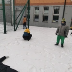 Uczniowie na boisku