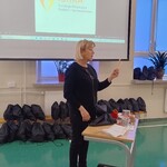 Pani Dyrektor pokazuje zawartość plecaków bezpieczeństwa